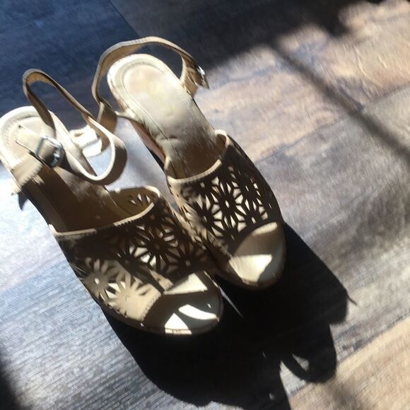 Via Veneto Size 8 Beige Wedges - Picture 10 of 15